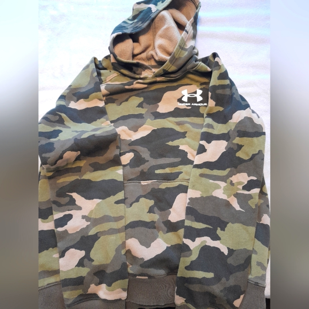 Boys Under Armour Camo hoodie size Large